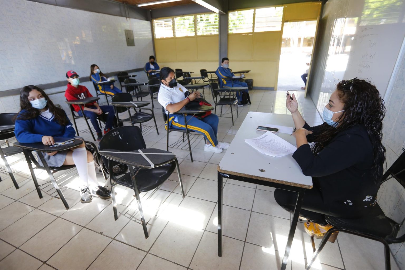 Fotografía de archivo de un grupo de estudiantes y profesores que regresan a clases presenciales, en la ciudad de Zapopan, estado de Jalisco (México). EFE/ Francisco Guasco