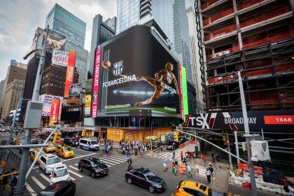 Fotografía cedida hoy por el FC Barcelona que muestra una imagen del club en pleno Times Square en Nueva York (EE.UU.). EFE/FC Barcelona