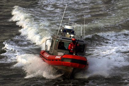 Imagen de archivo de un bote de la Guardia Costera de los Estados Unidos patrullando en la bahía de Nueva York en el Bajo Manhattan en Nueva York (EE.UU.). EFE/PETER FOLEY