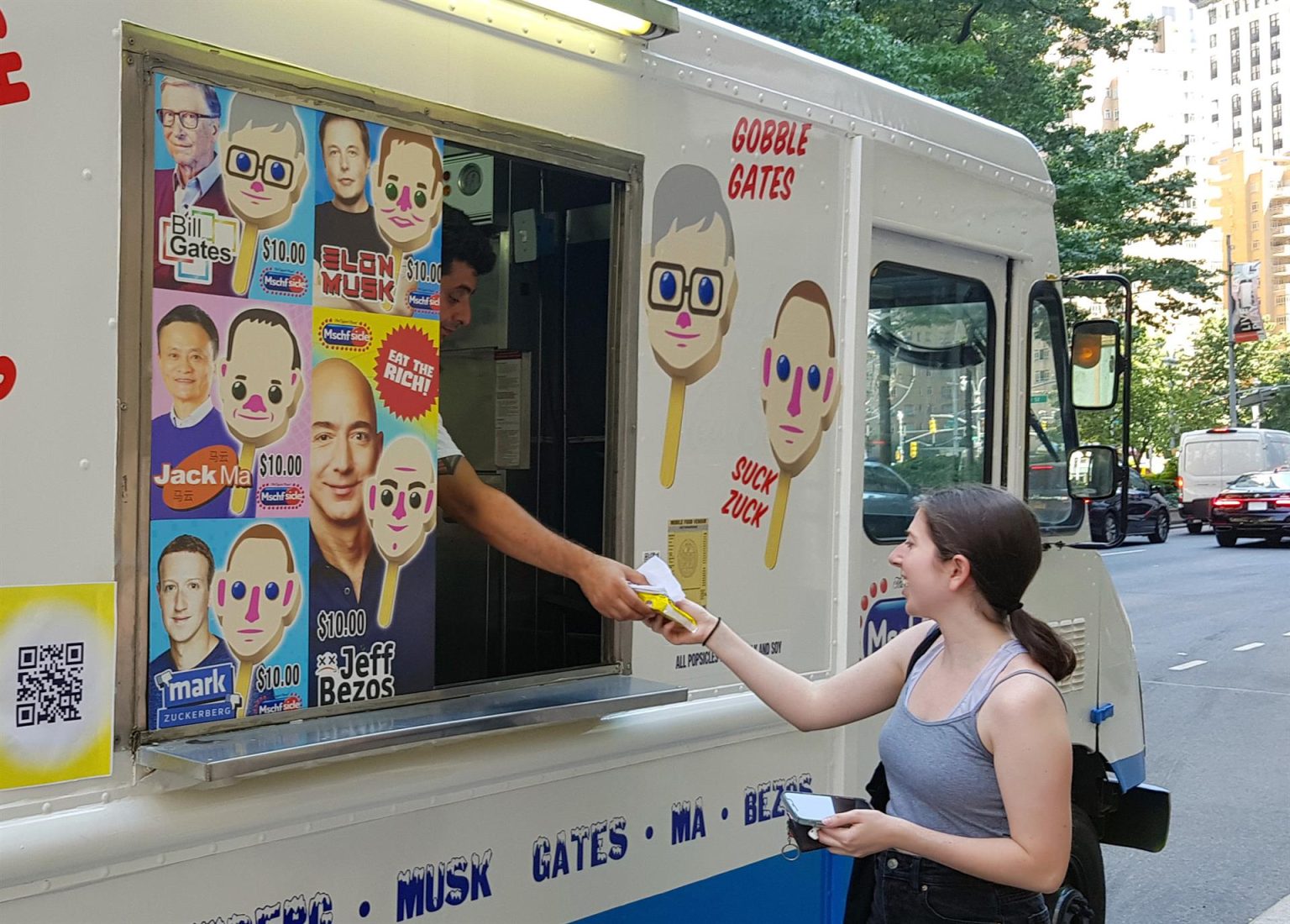 n hombre vende helados con la imagen de los empresarios más ricos del mundo desde la ventana de una furgoneta, hoy, en la calle Broadway, junto a la céntrica plaza de Columbus Circle, en Nueva York (Estados Unidos). EFE/ Jorge Fuentelsaz