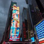 El futbolista del FC Barcelona Robert Lewandowski aparece en un anuncio en Times Square, Nueva York (EE.UU.), este 29 de julio de 2022. EFE/Marcin Cholewinski