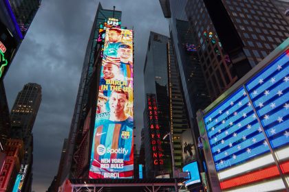 El futbolista del FC Barcelona Robert Lewandowski aparece en un anuncio en Times Square, Nueva York (EE.UU.), este 29 de julio de 2022. EFE/Marcin Cholewinski