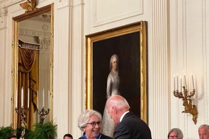 Fotografía cedida hoy por Carolina Rico donde aparece su abuela Juliet García, expresidenta de la Universidad de Texas en Brownsville y Texas Southmost College, mientras recibe del presidente Joe Biden la Medalla Presidencial de la Libertad, el 7 de julio de 2022 en la Casa Blanca en Washington (EEUU). EFE/ Carolina Rico /SOLO USO EDITORIAL SOLO DISPONIBLE PARA ILUSTRAR LA NOTICIA QUE ACOMPAÑA (CRÉDITO OBLIGATORIO)