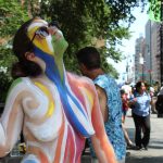 La modelo Niki Davis-Fainbloom posa con el cuerpo pintado por el artista Andy Golub hoy, en la plaza de Union Square, en Nueva York (Estados Unidos). EFE/ Jorge Fuentlesaz