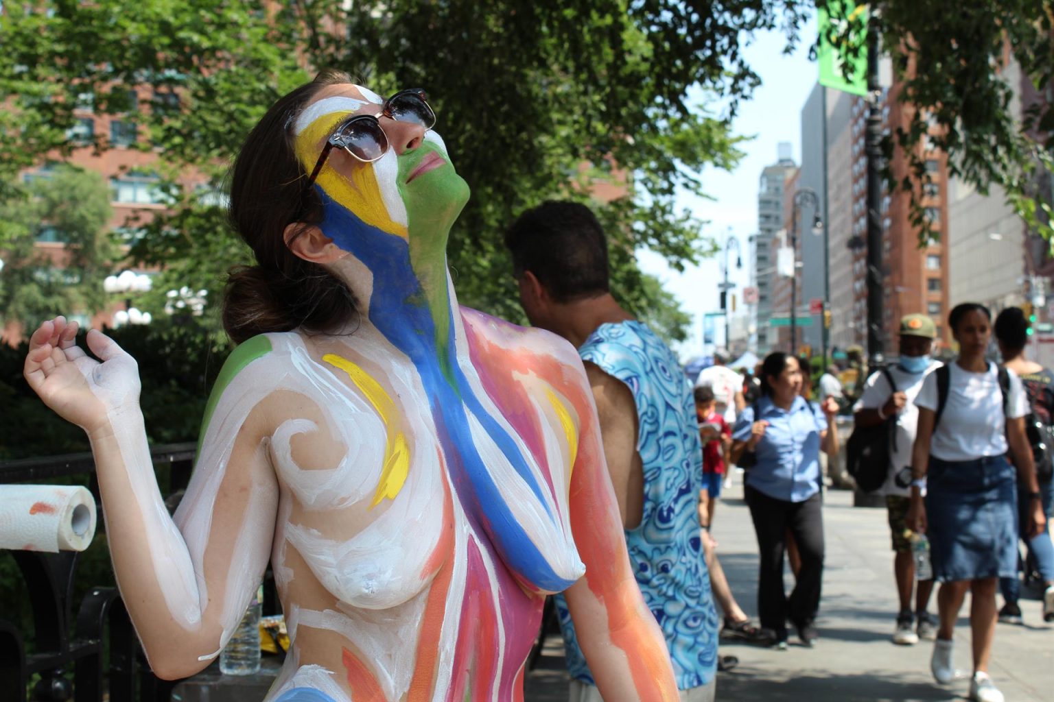 La modelo Niki Davis-Fainbloom posa con el cuerpo pintado por el artista Andy Golub hoy, en la plaza de Union Square, en Nueva York (Estados Unidos). EFE/ Jorge Fuentlesaz