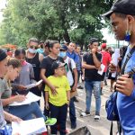Migrantes solicitan protección ante la salida de una caravana desde la frontera sur, al exterior de la oficina de los Derechos Humanos (DDHH), en Tapachula (México). EFE/ Juna Manuel Blanco
