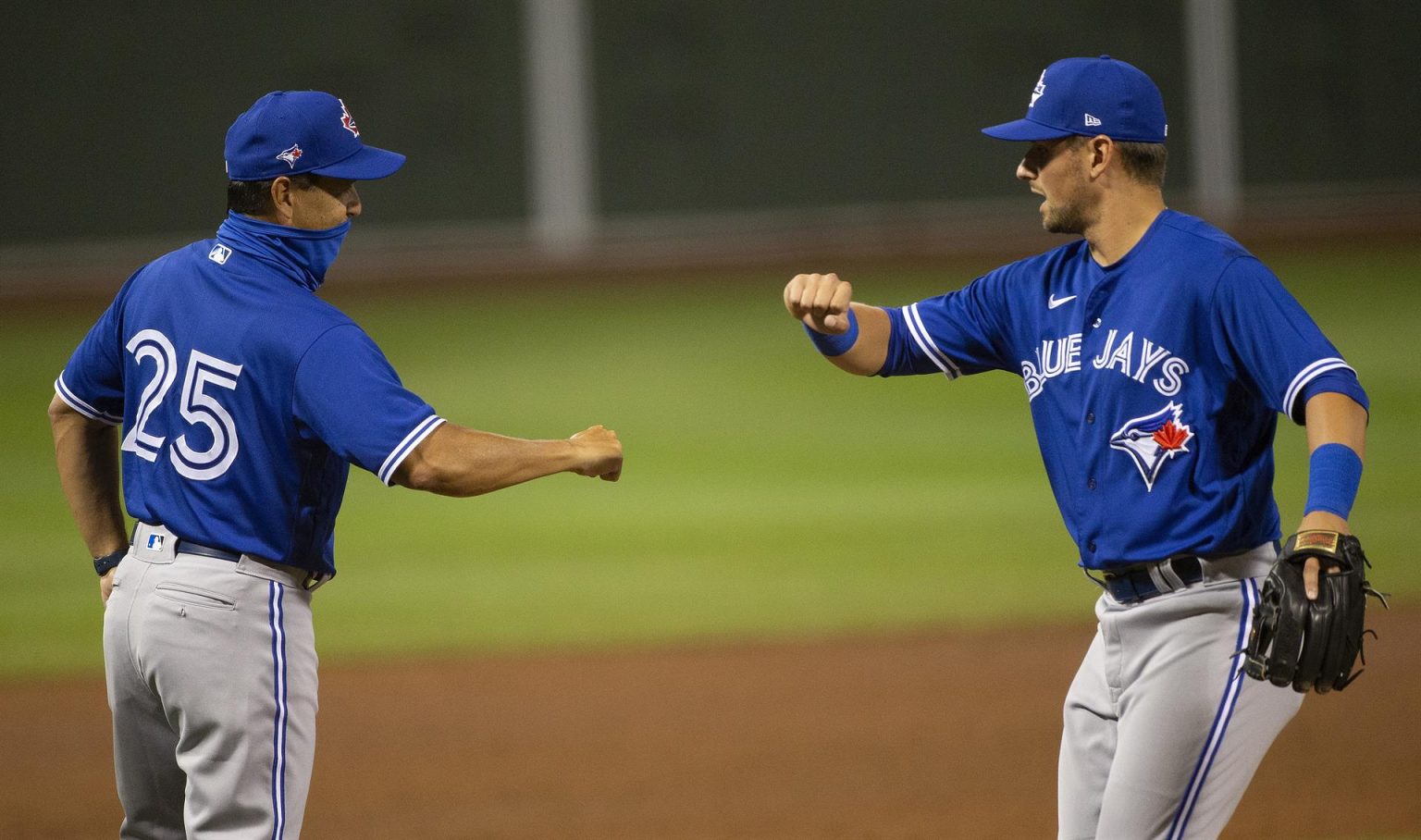 El exmanager de los Toronto Blue Jays Charlie Montoyo (I), en una fotografía de archivo. EFE/EPA/CJ Gunther