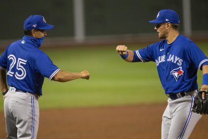 El exmanager de los Toronto Blue Jays Charlie Montoyo (I), en una fotografía de archivo. EFE/EPA/CJ Gunther