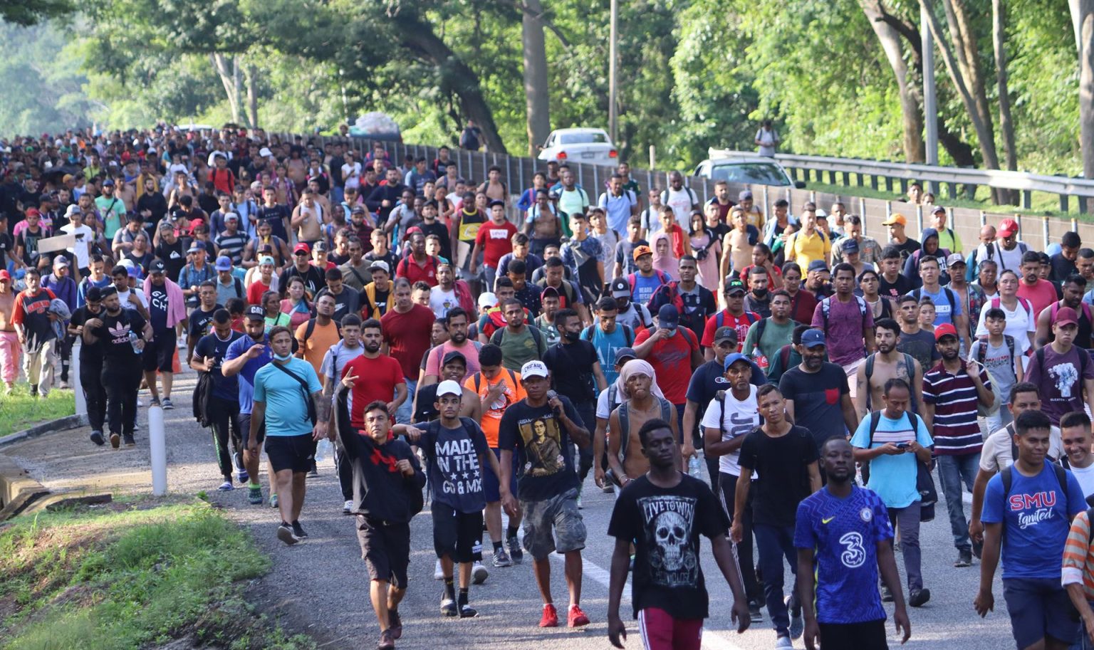 Una nueva caravana con cerca de 4.000 migrantes parte de la frontera sur de México hacia Estados Unidos con reclamos de seguridad y libre tránsito por el temor de sufrir una tragedia como la de los 53 migrantes que murieron por hacinamiento en un tráiler en Texas esta semana, hoy, en Tapachula (México). EFE/ Juan Manuel Blanco