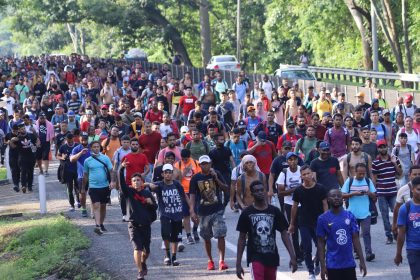 Una nueva caravana con cerca de 4.000 migrantes parte de la frontera sur de México hacia Estados Unidos con reclamos de seguridad y libre tránsito por el temor de sufrir una tragedia como la de los 53 migrantes que murieron por hacinamiento en un tráiler en Texas esta semana, hoy, en Tapachula (México). EFE/ Juan Manuel Blanco