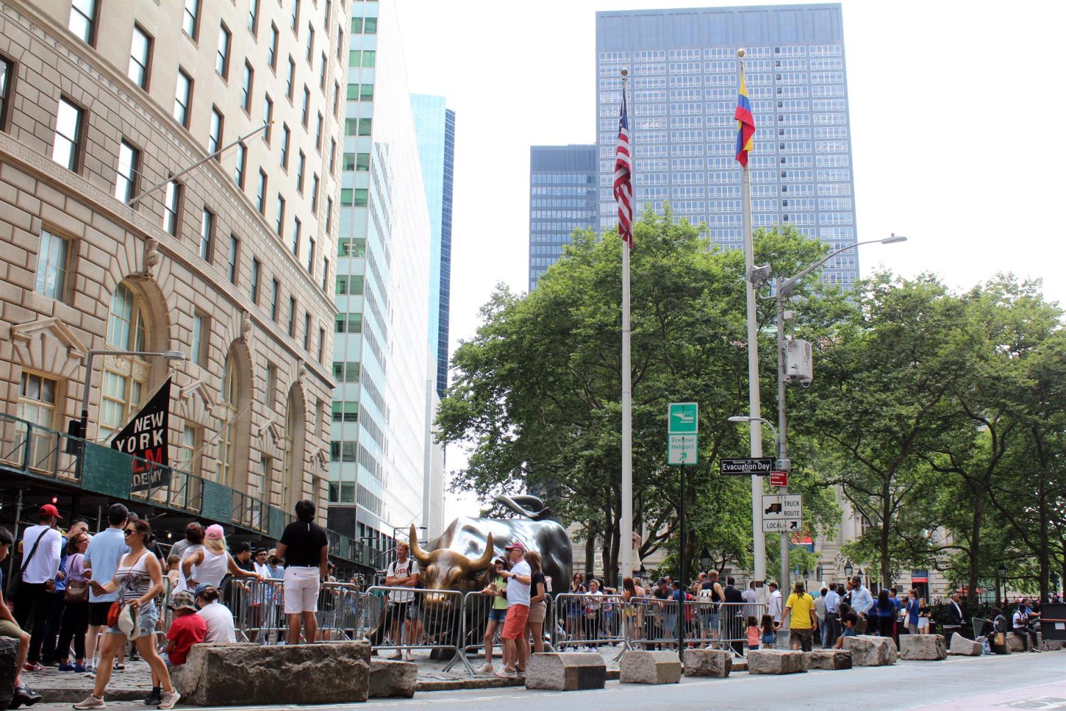 Vista de la bandera colombiana izada junto a la estadounidense, por el día de la Independencia del país latinoamericano, hoy junto a la estatua del toro de Wall Street en Nueva York. EFE/Jorge Fuentelsaz