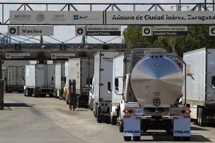 Conductores de camiones hacen fila hoy para cruzar a Estados Unidos, en el puente Internacional Zaragoza, en la fronteriza Ciudad Juárez (México). EFE/Luis Torres