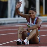 La estadounidense Sydney Mclaughlin saluda tras ganar en 400m vallas femenino hoy, en los Campeonatos mundiales de atletismo que se realizan en el estadio Hayward Field en Eugene (EE.UU.). EFE/ Alberto Estevez