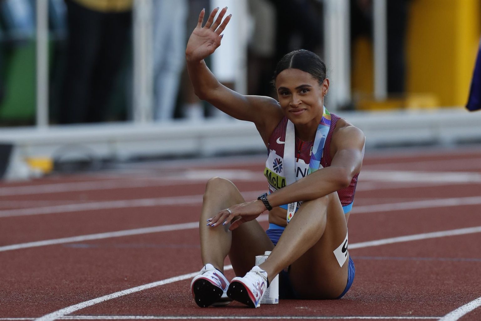 La estadounidense Sydney Mclaughlin saluda tras ganar en 400m vallas femenino hoy, en los Campeonatos mundiales de atletismo que se realizan en el estadio Hayward Field en Eugene (EE.UU.). EFE/ Alberto Estevez