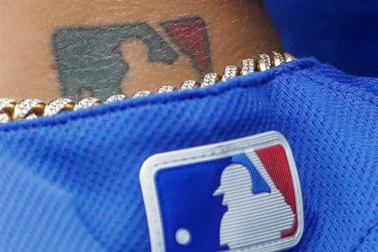 La propuesta de los dueños de equipos de MLB establece un monto de 181 millones de dólares para la firma de jugadores, que podría expandirse hasta los 190 millones de dólares para este proceso. Mientras los peloteros piden que la suma sea llevada hasta los 260 millones de dólares. En la imagen un registro de archivo de un logo de las Grandes Ligas del béisbol estadounidense. EFE/Erik S. Lesser