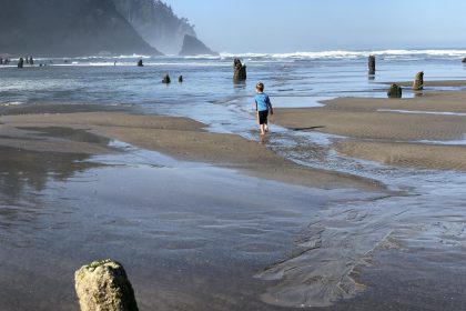 Fotografía de archivo que muestra a un niño jugando en una playa del estado de Oregon (EEUU). EFE/Tania Cidoncha