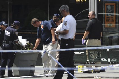 Fotografía de archivo de miembros de la policía criminal de Nueva York que recogen pruebas en el lugar del tiroteo ocurrido hoy frente al Empire State Building de Nueva York, Estdos Unidos. EFE/Peter Foley