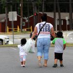 Una mujer camina con dos niños en Atlanta, Georgia. Imagen de archivo. EFE/Marcelo Weelock
