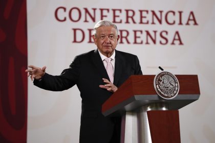 Fotografía de archivo del presidente de México, Andrés Manuel López Obrador, durante una rueda de prensa en el Palacio Nacional de Ciudad de México (México). EFE/ José Méndez