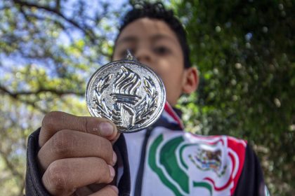 Fotografía del 30 de junio de 2022, del menor Fernando Cortés, mientras muestra su medalla obtenida en el Campeonato Mundial Escolar de Ajedrez 2022. EFE/Sergio Ángeles