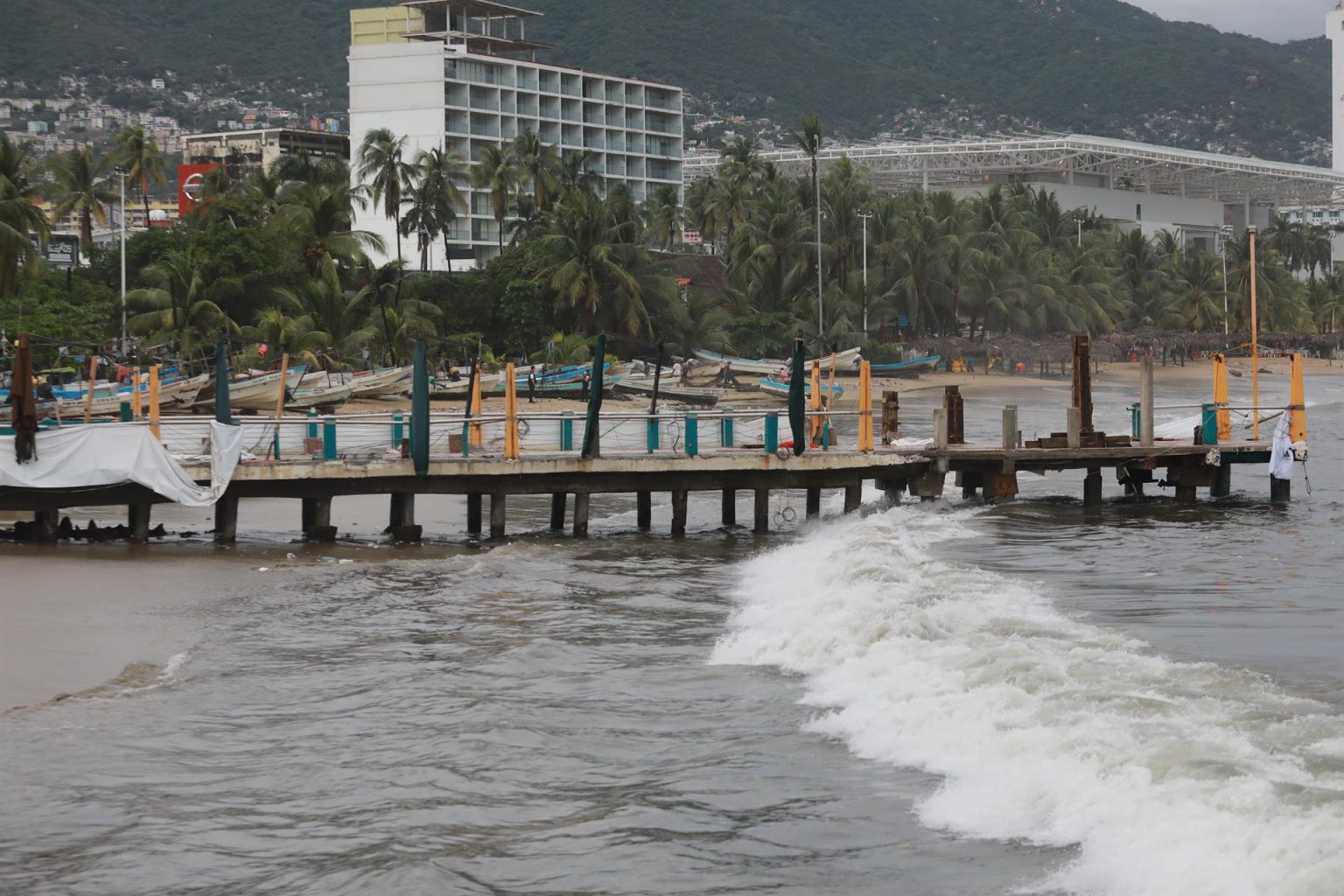 Vista general de una playa de Acapulco, estado de Guerrero (México). Imagen de archivo. EFE/ David Guzmán