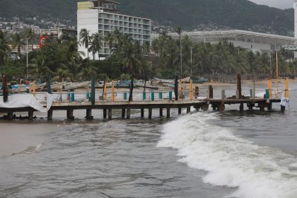 Vista general de una playa de Acapulco, estado de Guerrero (México). Imagen de archivo. EFE/ David Guzmán