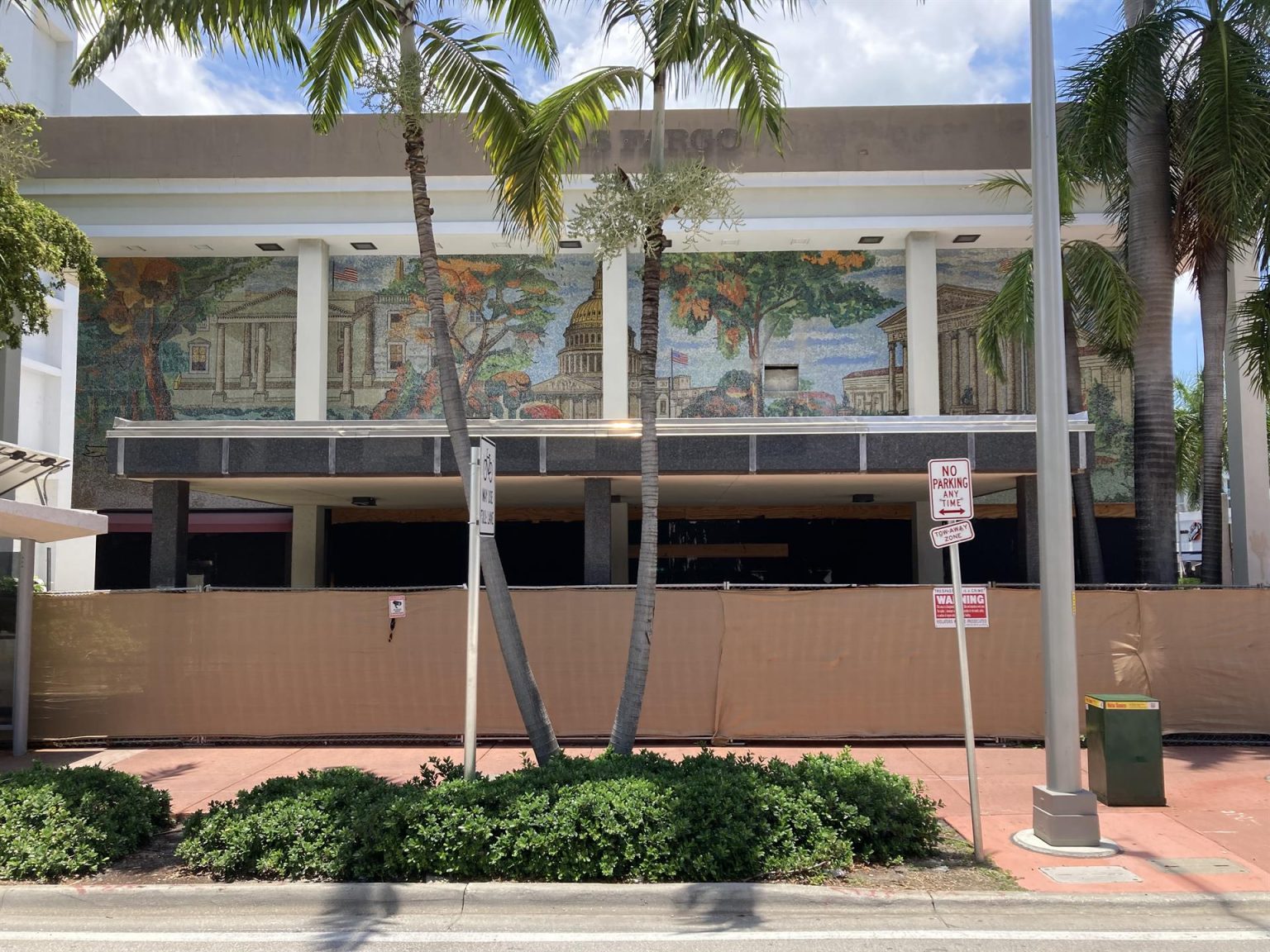 Fotografía donde se aprecian tres mosaicos dedicados a la Casa Blanca, el Capitolio y la Corte Suprema, realizados por el escultor Enzo Gallo en un antiguo edificio bancario que está siendo demolido para construir un hotel, en la esquina de Alton Road y Lincoln Road, el 17 de junio de 2022 en Miami Beach, Florida (EE. UU). EFE/Ivonne Malaver