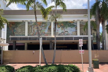 Fotografía donde se aprecian tres mosaicos dedicados a la Casa Blanca, el Capitolio y la Corte Suprema, realizados por el escultor Enzo Gallo en un antiguo edificio bancario que está siendo demolido para construir un hotel, en la esquina de Alton Road y Lincoln Road, el 17 de junio de 2022 en Miami Beach, Florida (EE. UU). EFE/Ivonne Malaver