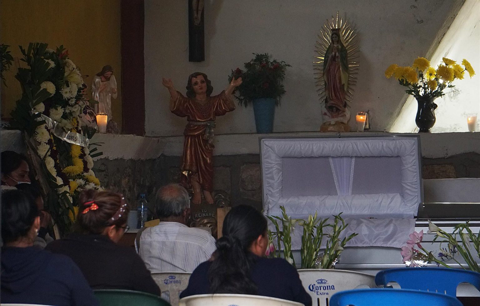 Familiares y amigos asisten al funeral del migrante mexicano Javier Flores, hoy, en el municipio San Miguel Huautla, estado de Oaxaca (México). EFE/Daniel Ricardez
