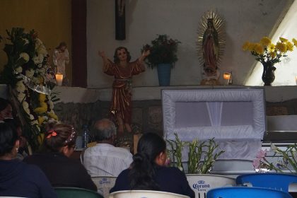 Familiares y amigos asisten al funeral del migrante mexicano Javier Flores, hoy, en el municipio San Miguel Huautla, estado de Oaxaca (México). EFE/Daniel Ricardez