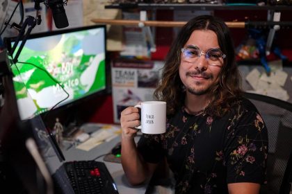 Fotografía personal cedida donde aparece el educador y artista, Edward Dennis, de 36 años, nacido en Arizona de origen mexicano, y autor del libro "The Boy from Mexico" (El niño de México) editado por Editorial Mango que estará disponible a la venta en noviembre próximo, pero ya se encuentra en preventa. EFE/Álbum Edward Dennis /SOLO USO EDITORIAL /NO VENTAS /SOLO DISPONIBLE PARA ILUSTRAR LA NOTICIA QUE ACOMPAÑA /CRÉDITO OBLIGATORIO