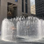 Unas personas se refrescan de la ola de calor dentro de las fuentes de agua pública en la plaza del Rockefeller Center en Nueva York (EE.UU.). EFE/BJavier Otazu