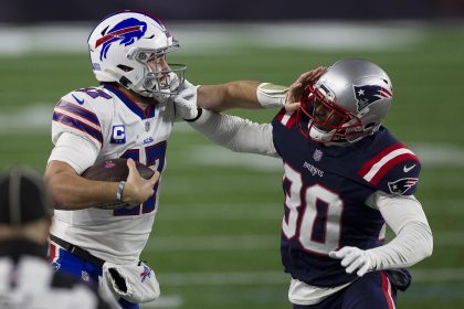 Fotografía de archivo del quarterback de los Buffalo Bills, Josh Allen (i) que es presionado por Jason McCourty (d) de los New England Patriots. EFE/ CJ Gunther
USA AMERICAN FOOTBALL NEW ENGLAND:Foxborough (United States), 29/12/2020.- Buffalo Bills quarterback Josh Allen is pushed out of bounds by New England Patriots Jason McCourty (R) in the first half of their NFL game at Gillette Stadium in Foxborough, Massachusetts, USA, 28 December 2020. (Disturbios, Estados Unidos, Búfalo) EFE/EPA/CJ GUNTHER