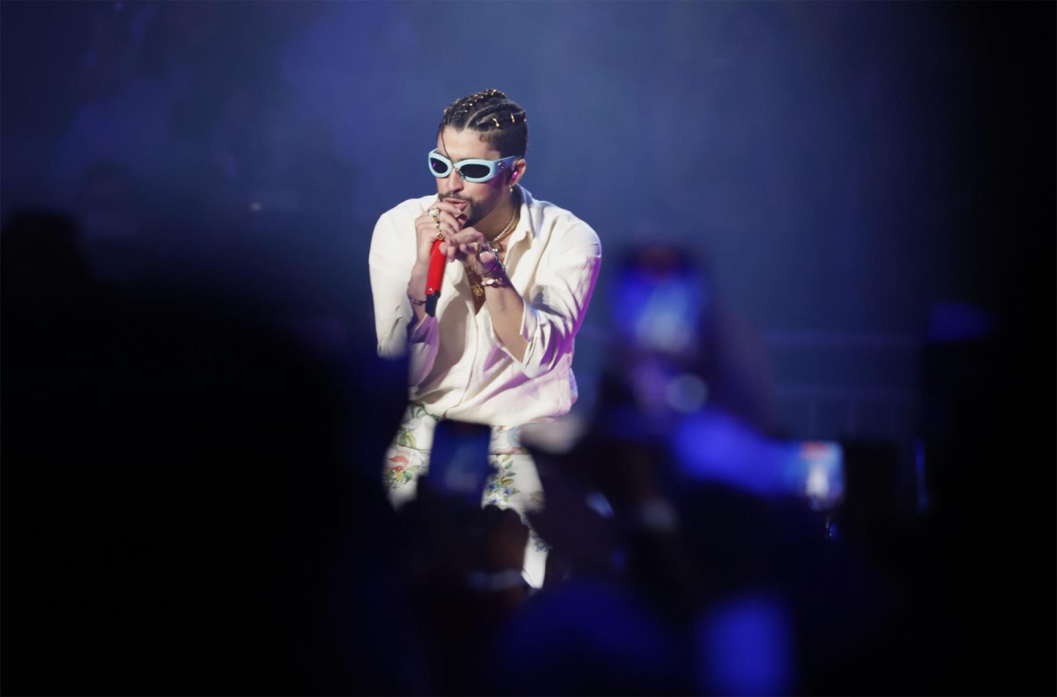 El artista Bad Bunny actúa en el Coliseo de San Juan (Puerto Rico). EFE/ Thais Llorca