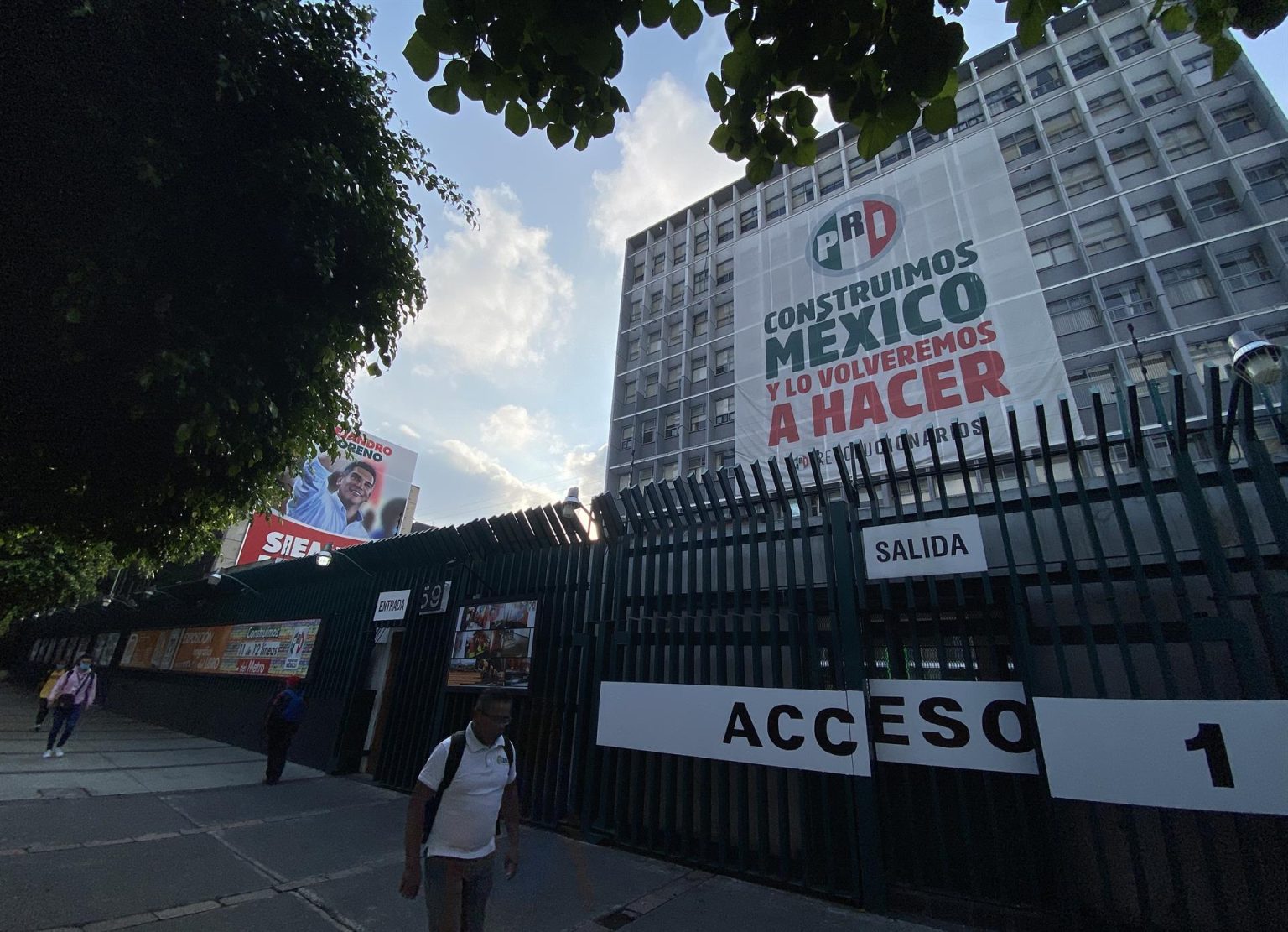Vista hoy de la sede del Partido Revolucionario Institucional (PRI) en Ciudad de México (México).  EFE/Alex Cruz