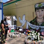 Fotografía de archivo donde aparecen dos mujeres mientras visitan el mural dedicado a la soldado asesinada Vanessa Guillén, en Houston, Texas. EFE/José Luis Castillo