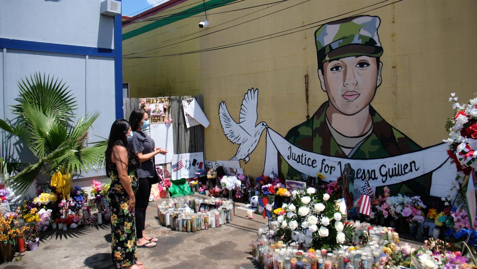 Fotografía de archivo donde aparecen dos mujeres mientras visitan el mural dedicado a la soldado asesinada Vanessa Guillén, en Houston, Texas. EFE/José Luis Castillo