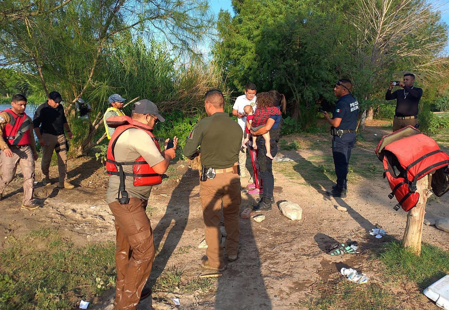 Fotografía cedida hoy, por el Instituto Nacional de Migración (INM), que muestra el rescate de una familia de migrantes del Río Bravo, en Ciudad Juárez, Chihuahua (México). EFE/ Instituto Nacional de Migración /SOLO EDITORIAL/SOLO DISPONIBLE PARA ILUSTRAR LA NOTICIA QUE ACOMPAÑA (CRÉDITO OBLIGATORIO)