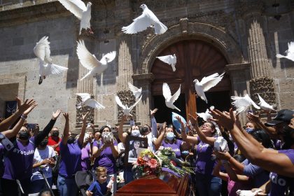 Familiares y amigos liberan palomas blancas durante una misa en nombre de Luz Raquel Padilla, quien murió el martes pasado luego de que un sujeto la agredió, la roció con alcohol y después la quemó viva, hoy, en la Basílica de Zapopan, en Zapopan (México). EFE/ Francisco Guasco