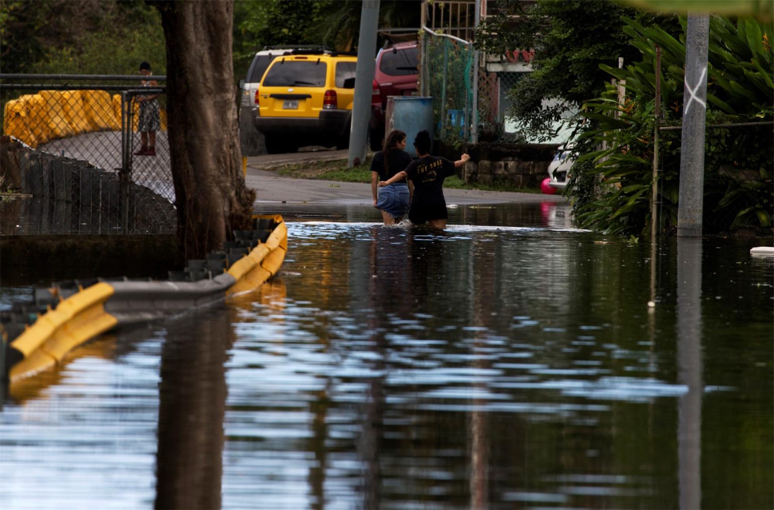 Dos mujeres caminan por una calle inundada debido a las intensas lluvias en Cataño (Puerto Rico). Imagen de archivo. EFE/ Thais Llorca