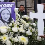 Activistas protestan contra el feminicidio y piden justicia por el caso de Luz Raquel Padilla hoy, frente al Palacio de Gobierno de Jalisco, en Guadalajara (México). EFE/ Francisco Guasco