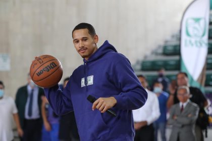 El basquetbolista mexicano, Juan Toscano participa hoy, durante una clínica de baloncesto en la Unidad Cuauhtémoc del IMSS, en Naucalpan, Estado de México (México). EFE/Alex Cruz