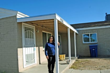 La hispana Gabby Domínguez posa frente a la casa donde vive con su hijo en Tucson, Arizona. Imagen de archivo. EFE/María León