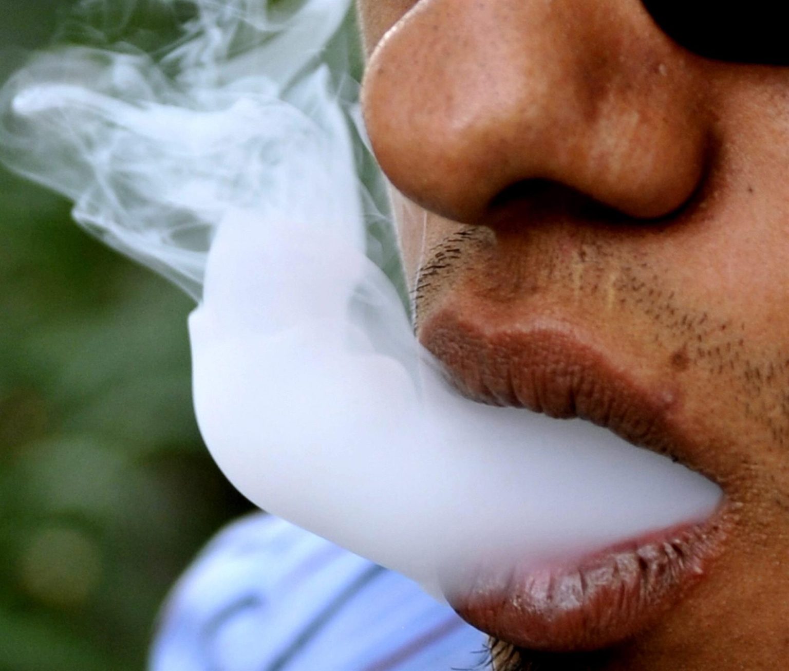 Un hombre fuma su cigarrillo. Imagen de archivo. EFE/Mario Guzmán