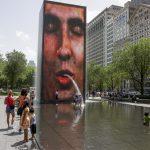 Imagen de archivo que muestra a personas buscando alivio de una peligrosa ola de calor en la Crown Fountain y la piscina para niños en Chicago, Illinois, Estados Unidos. EFE/ Tannen Maury