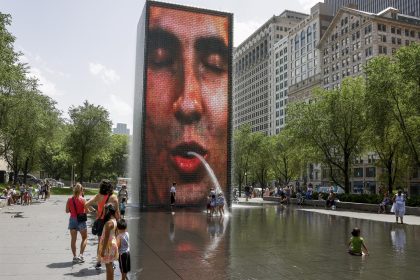 Imagen de archivo que muestra a personas buscando alivio de una peligrosa ola de calor en la Crown Fountain y la piscina para niños en Chicago, Illinois, Estados Unidos. EFE/ Tannen Maury