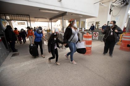 Fotografía de archivo de varios inmigrantes que ingresan a los Estados Unidos por el Cruce Internacional Santa Fe en El Paso, Texas. EFE/Jesús Rosales.