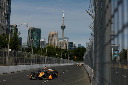 Fotografía cedida este viernes por la IndyCar en la que se registró el monoplaza que conduce el piloto mexicano Pato O'Ward, de la escudería Arrow Mc Laren SP, durante los entrenamientos previos a la carrera de Toronto de la Fórmula IndyCar, en Toronto (Canadá). EFE/Joe Skibinski/IndyCar