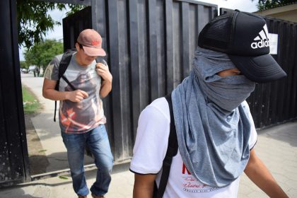 Un grupo de migrantes hondureños deportados en el aeropuerto Ramón Villeda Morales, cerca de San Pedro Sula (Honduras). Imagen de archivo. EFE/ José Valle