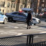 Una persona camina frente a un retén policial en una calle vacía de El Bronx, el condado de mayoría latina de Nueva York. Imagen de archivo. EFE/Ruth E. Hernández